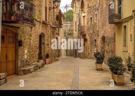 Una strada nel villaggio di Terrades in una nuvolosa mattinata autunnale (Alt Empordà, Girona, Catalogna, Spagna) ESP: Una calle del pueblo de Terrades (Gerona) Foto Stock