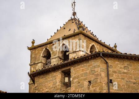 Campanile della chiesa di Sant Jordi Desvalls in un nuvoloso pomeriggio autunnale (Gironès, Girona, Catalogna, Spagna) Foto Stock