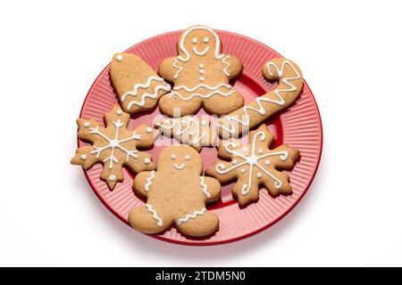 Biscotti di pan di zenzero fatti in casa natalizi di un uomo, fiocchi di neve, campana, stella e albero con glassa isolata su sfondo bianco Foto Stock