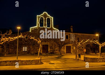 Chiesa di Sant Mateu de Vall-llobrega illuminata di notte a Natale (Baix Empordà, Girona, Catalogna, Spagna) ESP: Iglesia Sant Mateu Vall-llobrega Foto Stock