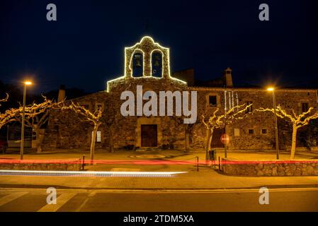 Chiesa di Sant Mateu de Vall-llobrega illuminata di notte a Natale (Baix Empordà, Girona, Catalogna, Spagna) ESP: Iglesia Sant Mateu Vall-llobrega Foto Stock