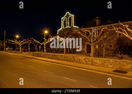 Chiesa di Sant Mateu de Vall-llobrega illuminata di notte a Natale (Baix Empordà, Girona, Catalogna, Spagna) ESP: Iglesia Sant Mateu Vall-llobrega Foto Stock