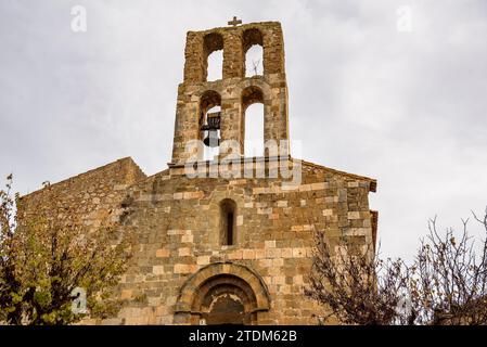 Chiesa di Sant Sadurní de Garrigoles in un nuvoloso pomeriggio autunnale (Baix Empordà, Girona, Catalogna, Spagna) ESP: Iglesia de Sant Sadurní de Garrigoles Foto Stock