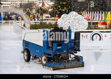 una macchina speciale per la raccolta del ghiaccio pulisce il settore dei trasporti di ghiaccio Foto Stock