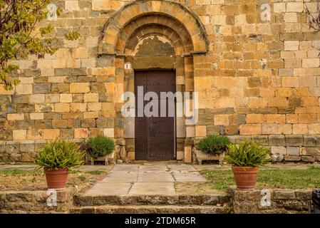 Chiesa di Sant Sadurní de Garrigoles in un nuvoloso pomeriggio autunnale (Baix Empordà, Girona, Catalogna, Spagna) ESP: Iglesia de Sant Sadurní de Garrigoles Foto Stock