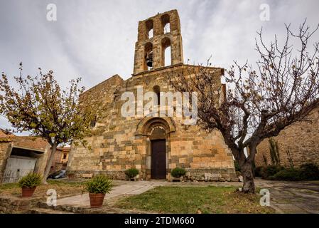 Chiesa di Sant Sadurní de Garrigoles in un nuvoloso pomeriggio autunnale (Baix Empordà, Girona, Catalogna, Spagna) ESP: Iglesia de Sant Sadurní de Garrigoles Foto Stock