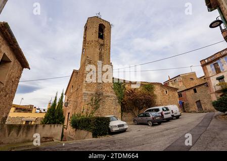 Chiesa di Sant Esteve de Biure in una nuvolosa mattinata autunnale (Alt Empordà, Girona, Catalogna, Spagna) ESP: Iglesia de Sant Esteve de Biure (Gerona España) Foto Stock