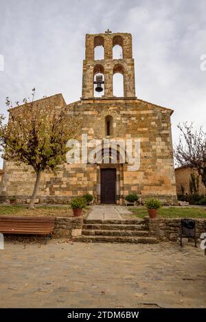 Chiesa di Sant Sadurní de Garrigoles in un nuvoloso pomeriggio autunnale (Baix Empordà, Girona, Catalogna, Spagna) ESP: Iglesia de Sant Sadurní de Garrigoles Foto Stock