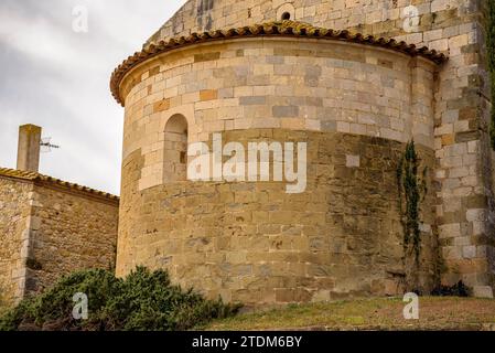 Chiesa di Sant Sadurní de Garrigoles in un nuvoloso pomeriggio autunnale (Baix Empordà, Girona, Catalogna, Spagna) ESP: Iglesia de Sant Sadurní de Garrigoles Foto Stock