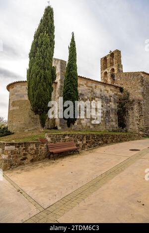 Chiesa di Sant Sadurní de Garrigoles in un nuvoloso pomeriggio autunnale (Baix Empordà, Girona, Catalogna, Spagna) ESP: Iglesia de Sant Sadurní de Garrigoles Foto Stock