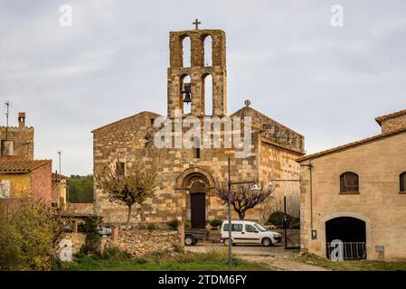 Chiesa di Sant Sadurní de Garrigoles in un nuvoloso pomeriggio autunnale (Baix Empordà, Girona, Catalogna, Spagna) ESP: Iglesia de Sant Sadurní de Garrigoles Foto Stock