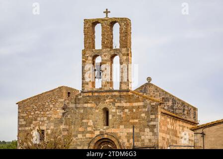 Chiesa di Sant Sadurní de Garrigoles in un nuvoloso pomeriggio autunnale (Baix Empordà, Girona, Catalogna, Spagna) ESP: Iglesia de Sant Sadurní de Garrigoles Foto Stock