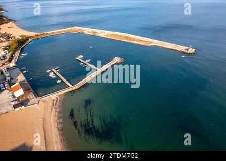Vista aerea dall'alto dal drone al mare e porticciolo con barche e yacht. Foto Stock