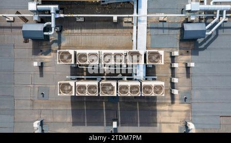 sistema di ventilazione dell'aria sul tetto dell'edificio. Ventola del tubo di sfiato HVAC. Foto Stock