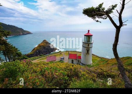 Faro di Heceta Head su una scogliera nell'Oregon che si affaccia sull'Oceano Pacifico Foto Stock