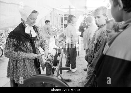 Street Play Day, The Howler Buoy, 07-06-1994, Whizgle News from the Past, su misura per il futuro. Esplora le narrazioni storiche, l'immagine dell'agenzia olandese olandese con una prospettiva moderna, colmando il divario tra gli eventi di ieri e quelli di domani. Un viaggio senza tempo che delinea le storie che plasmano il nostro futuro Foto Stock