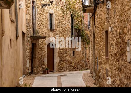 Strada nel villaggio di Ullà in un pomeriggio d'autunno nuvoloso (Baix Empordà, Girona, Catalogna, Spagna) ESP: Calle del pueblo de Ullà (Gerona, España) Foto Stock