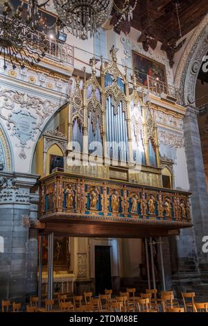 Enna - 25 novembre 2022: Organo a canne, parte dell'interno della Cattedrale di Enna, Sicilia, Italia. Foto Stock