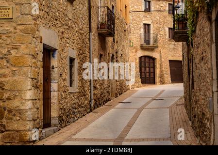 Strada nel villaggio di Ullà in un pomeriggio d'autunno nuvoloso (Baix Empordà, Girona, Catalogna, Spagna) ESP: Calle del pueblo de Ullà (Gerona, España) Foto Stock