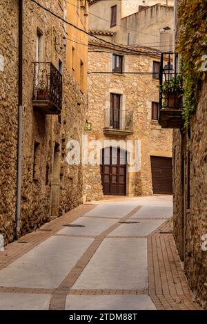 Strada nel villaggio di Ullà in un pomeriggio d'autunno nuvoloso (Baix Empordà, Girona, Catalogna, Spagna) ESP: Calle del pueblo de Ullà (Gerona, España) Foto Stock