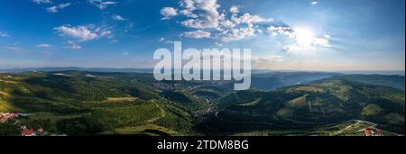 Vista panoramica da un drone di colline vicino a Veliko Tarnovo, Bulgaria Foto Stock