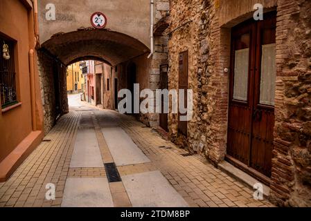 Strada nel villaggio di Ullà in un pomeriggio d'autunno nuvoloso (Baix Empordà, Girona, Catalogna, Spagna) ESP: Calle del pueblo de Ullà (Gerona, España) Foto Stock