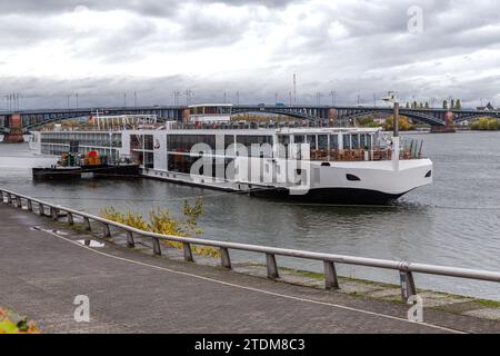 MAGONZA, GERMANIA - 11 NOVEMBRE 2023: Questa è la nave passeggeri "Viking Herja" al molo del porto fluviale della città sul Reno. Foto Stock