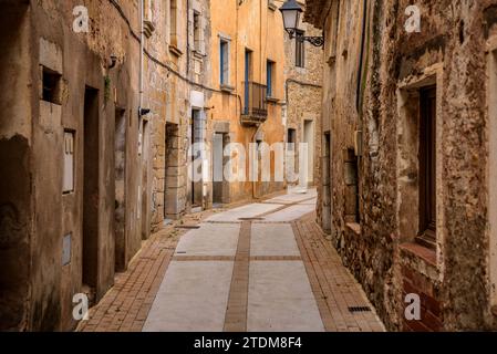 Strada nel villaggio di Ullà in un pomeriggio d'autunno nuvoloso (Baix Empordà, Girona, Catalogna, Spagna) ESP: Calle del pueblo de Ullà (Gerona, España) Foto Stock