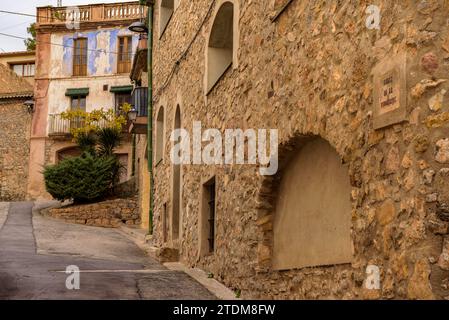 Via del villaggio di Biure in una nuvolosa mattinata autunnale (Alt Empordà, Girona, Catalogna, Spagna) ESP Calle del pueblo de Biure en una mañana invernal Foto Stock