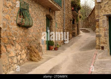 Via del villaggio di Biure in una nuvolosa mattinata autunnale (Alt Empordà, Girona, Catalogna, Spagna) ESP Calle del pueblo de Biure en una mañana invernal Foto Stock