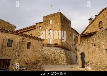 Castello di Vilopriu in un nuvoloso pomeriggio autunnale. Baix Empordà, Girona, Catalogna, Spagna ESP: Castillo de Vilopriu en una tarde de de Otoño nublada. Ampurdám Foto Stock