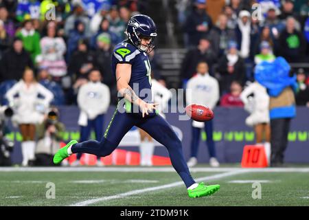 Seattle, Washington, USA. 18 dicembre 2023. Il punter dei Seattle Seahawks Michael Dickson (4) punta il pallone durante la partita di football tra i Philadelphia Eagles e i Seattle Seahawks a Seattle, WA. Seattle sconfisse Philadelphia 20-17. Steve Faber/CSM/Alamy Live News Foto Stock