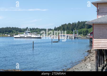 BC Ferries Island Aurora con arrivo al terminal dei traghetti di Alert Bay, British Columbia, Canada Foto Stock