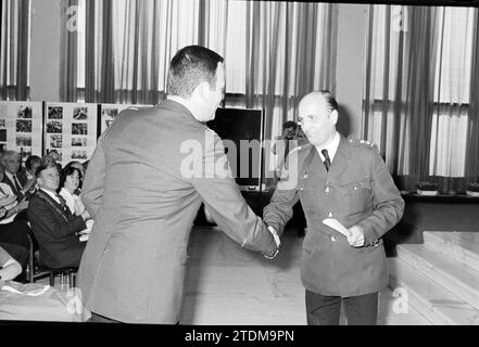 Comm. Installazione Miller, polizia, 02-05-1980, Whizgle News from the Past, su misura per il futuro. Esplora le narrazioni storiche, l'immagine dell'agenzia olandese olandese con una prospettiva moderna, colmando il divario tra gli eventi di ieri e quelli di domani. Un viaggio senza tempo che delinea le storie che plasmano il nostro futuro Foto Stock