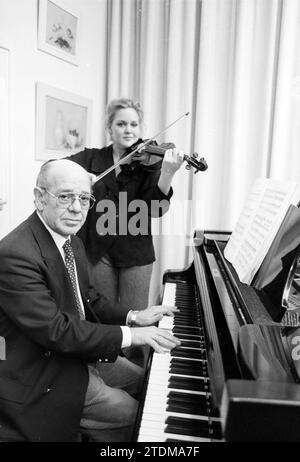 De Groot con la figlia Haarlem, Paesi Bassi, 12-11-1991, Whizgle News from the Past, su misura per il futuro. Esplora le narrazioni storiche, l'immagine dell'agenzia olandese olandese con una prospettiva moderna, colmando il divario tra gli eventi di ieri e quelli di domani. Un viaggio senza tempo che delinea le storie che plasmano il nostro futuro Foto Stock