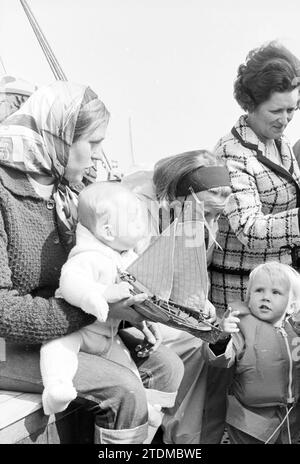 Princess Beatrix and Prince Claus aprono Enkhuizer Marina, Enkhuizen, 07-06-1969, Whizgle News from the Past, su misura per il futuro. Esplora le narrazioni storiche, l'immagine dell'agenzia olandese olandese con una prospettiva moderna, colmando il divario tra gli eventi di ieri e quelli di domani. Un viaggio senza tempo che delinea le storie che plasmano il nostro futuro Foto Stock