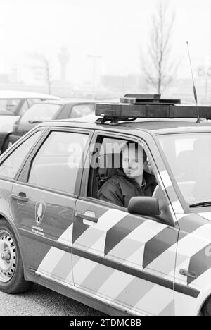 Marechaussee Schiphol (pattuglia nel parcheggio), Schiphol, 06-02-1995, Whizgle News from the Past, su misura per il futuro. Esplora le narrazioni storiche, l'immagine dell'agenzia olandese olandese con una prospettiva moderna, colmando il divario tra gli eventi di ieri e quelli di domani. Un viaggio senza tempo che delinea le storie che plasmano il nostro futuro Foto Stock