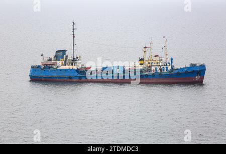 Vecchia autocisterna di bunkeraggio VELTA (Transoil), rifornimento di carburante per navi da crociera, traghetti, navi cargo e container, bandiera russa sull'imbuto, San Pietroburgo, Russia Foto Stock