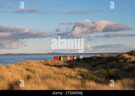 Capanne dipinte sulla spiaggia di Findhorn. Morayshire, Scozia Foto Stock