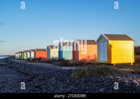 Capanne dipinte sulla spiaggia di Findhorn. Morayshire, Scozia Foto Stock