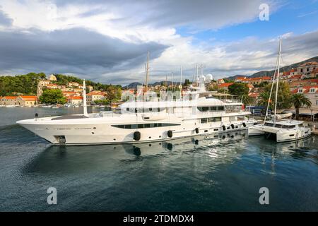 Lo yacht HALO di proprietà del miliardario russo e oligarca romano Abramovich. Foto Stock