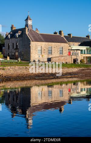 Il municipio di Findhorn durante la bassa marea alla luce di novembre. Findhorn, Morayshire, Scozia Foto Stock