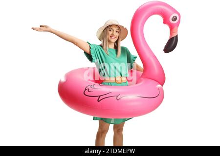 Giovane donna felice con un anello di gomma flamingo isolato su sfondo bianco Foto Stock