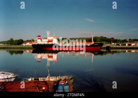 NAVE CARGO SUL FIUME ADOUR A BAYONNE FRANCIA - NAVE MERCANTILE - PELLICOLA COLOR ARGENTO © F.BEAUMONT Foto Stock