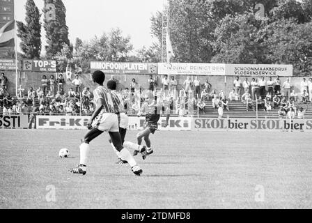 Haarlem - Robin Hood, Football Haarlem, 15-08-1976, Whizgle News from the Past, su misura per il futuro. Esplora le narrazioni storiche, l'immagine dell'agenzia olandese olandese con una prospettiva moderna, colmando il divario tra gli eventi di ieri e quelli di domani. Un viaggio senza tempo che delinea le storie che plasmano il nostro futuro Foto Stock