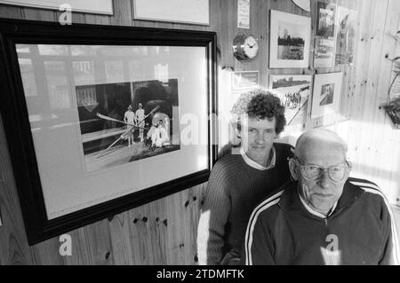 Il signor Peat di Rower. Stern, canottaggio, gare di canottaggio, ecc., IJmuiden, Olanda, 10-02-1987, Whizgle News from the Past, su misura per il futuro. Esplora le narrazioni storiche, l'immagine dell'agenzia olandese olandese con una prospettiva moderna, colmando il divario tra gli eventi di ieri e quelli di domani. Un viaggio senza tempo che delinea le storie che plasmano il nostro futuro Foto Stock