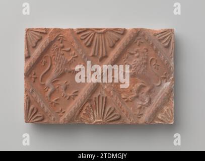 Pietra uditiva con rappresentazione di due leoni arrampicati, c. 1875 - c. 1900 pietra uditiva con rappresentazione di due leoni arrampicati, posta in una finestra profilata. Le mezze finestre in alto e in basso sono riempite di motivi a stella. Pietra acustica in terracotta olandese con rappresentazione di due leoni arrampicati, collocata in una finestra profilata. Le mezze finestre in alto e in basso sono riempite di motivi a stella. Terracotta olandese Foto Stock