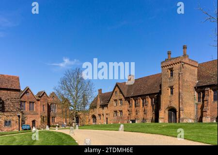 Ingresso al parco di Hatfield House con l'Old Palace, risalente al 1485, sulla destra; Hertfordshire, Regno Unito Foto Stock