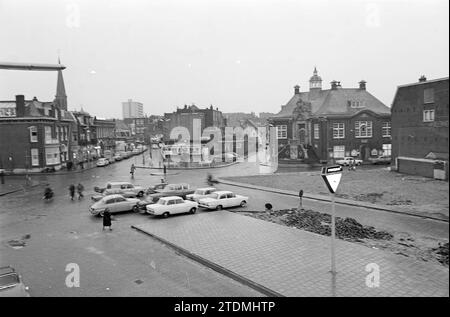 Panoramica Raadhuisplein Zandvoort, Zandvoort, Zandvoort, Raadhuisplein, 17-12-1965, Whizgle News dal passato, su misura per il futuro. Esplora le narrazioni storiche, l'immagine dell'agenzia olandese olandese con una prospettiva moderna, colmando il divario tra gli eventi di ieri e quelli di domani. Un viaggio senza tempo che delinea le storie che plasmano il nostro futuro Foto Stock