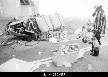 Incidente Side Canal - C Road, 28-07-1994, Whizgle News from the Past, su misura per il futuro. Esplora le narrazioni storiche, l'immagine dell'agenzia olandese olandese con una prospettiva moderna, colmando il divario tra gli eventi di ieri e quelli di domani. Un viaggio senza tempo che delinea le storie che plasmano il nostro futuro Foto Stock